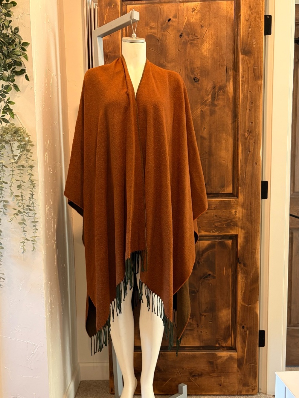 Le Rêve “Art of the Scarf” Wool Pashmina – Rust with Green Fringe
